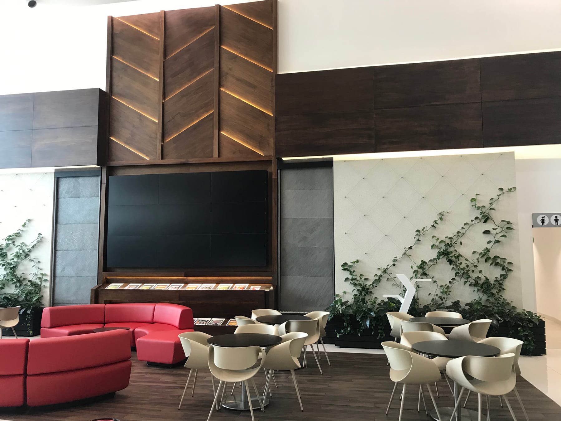 Enredaderas en celosía y jardineras del lobby