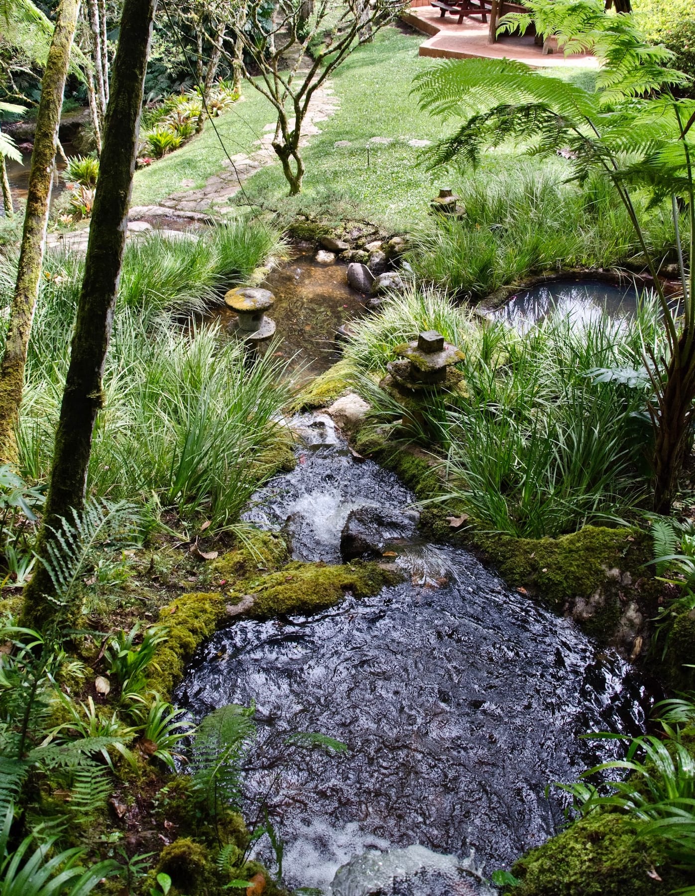 Arroyo de piedra que cruza el jardín