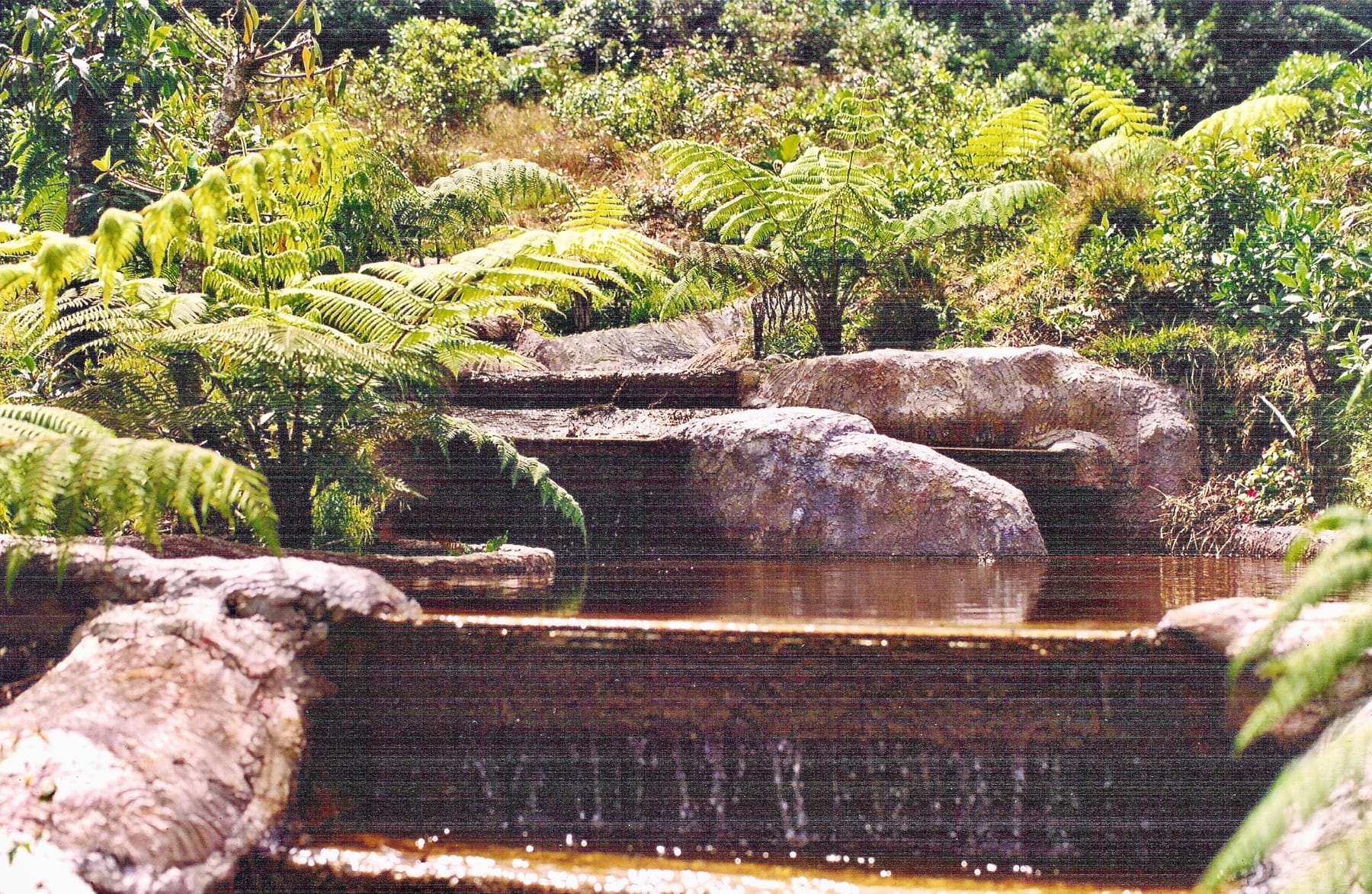Cascada en piedra tallada sobre un espejo de agua