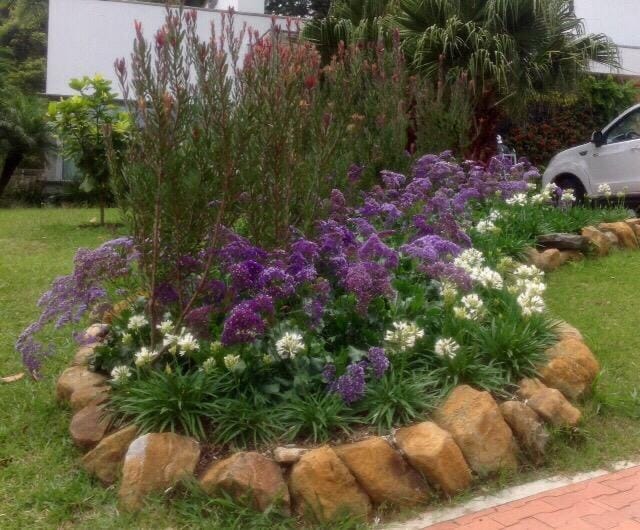Jardinera de flores con borde de piedra
