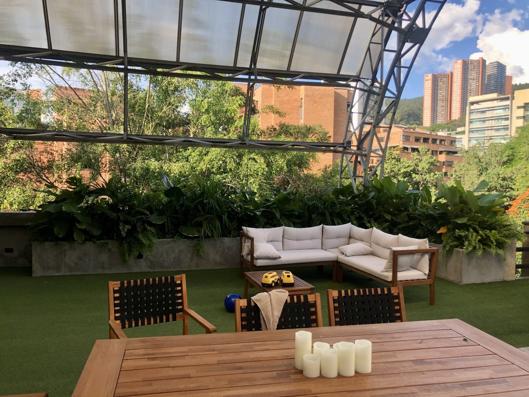 Terraza con jardineras y zona de estar