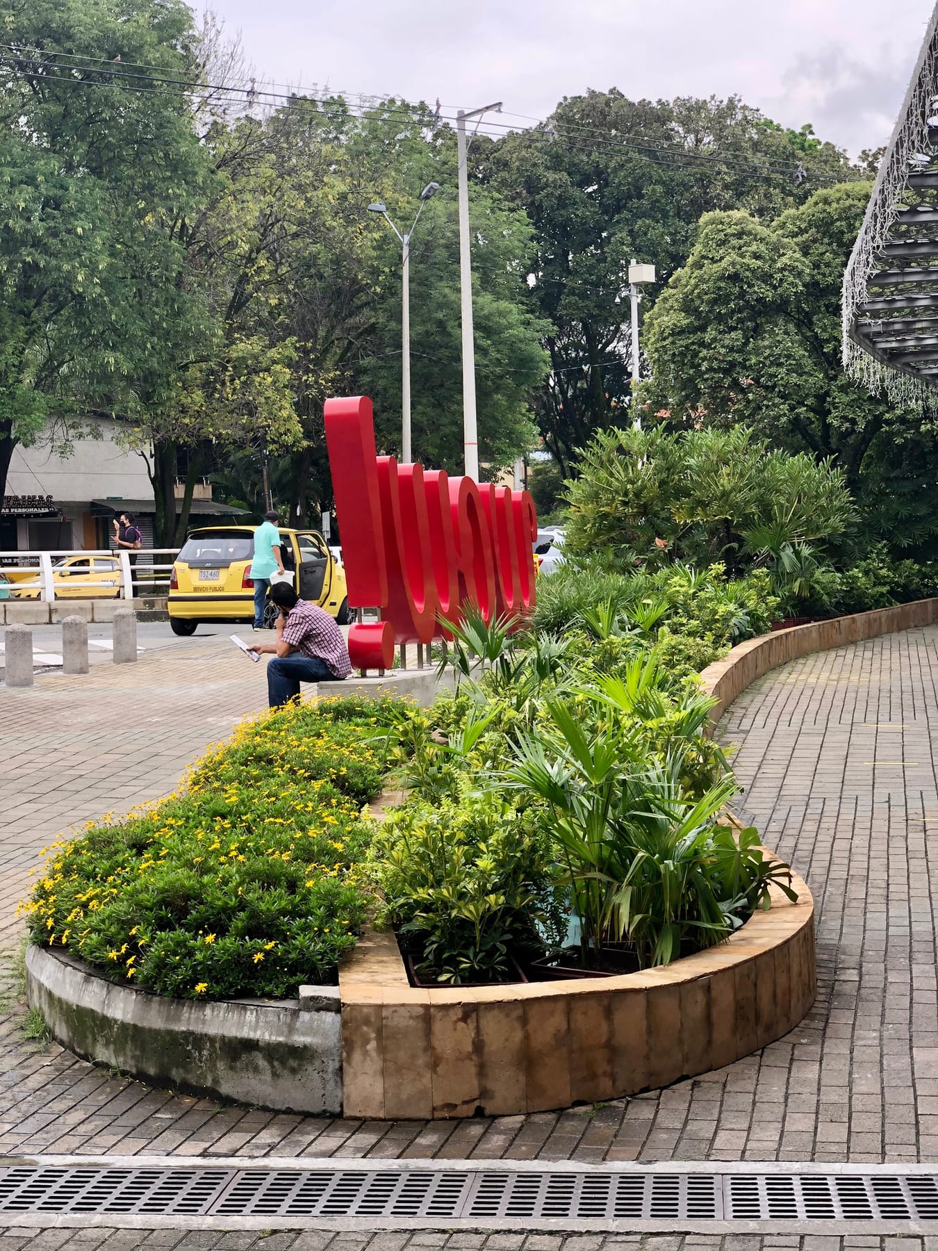 Jardineras exteriores junto al letrero del centro comercial