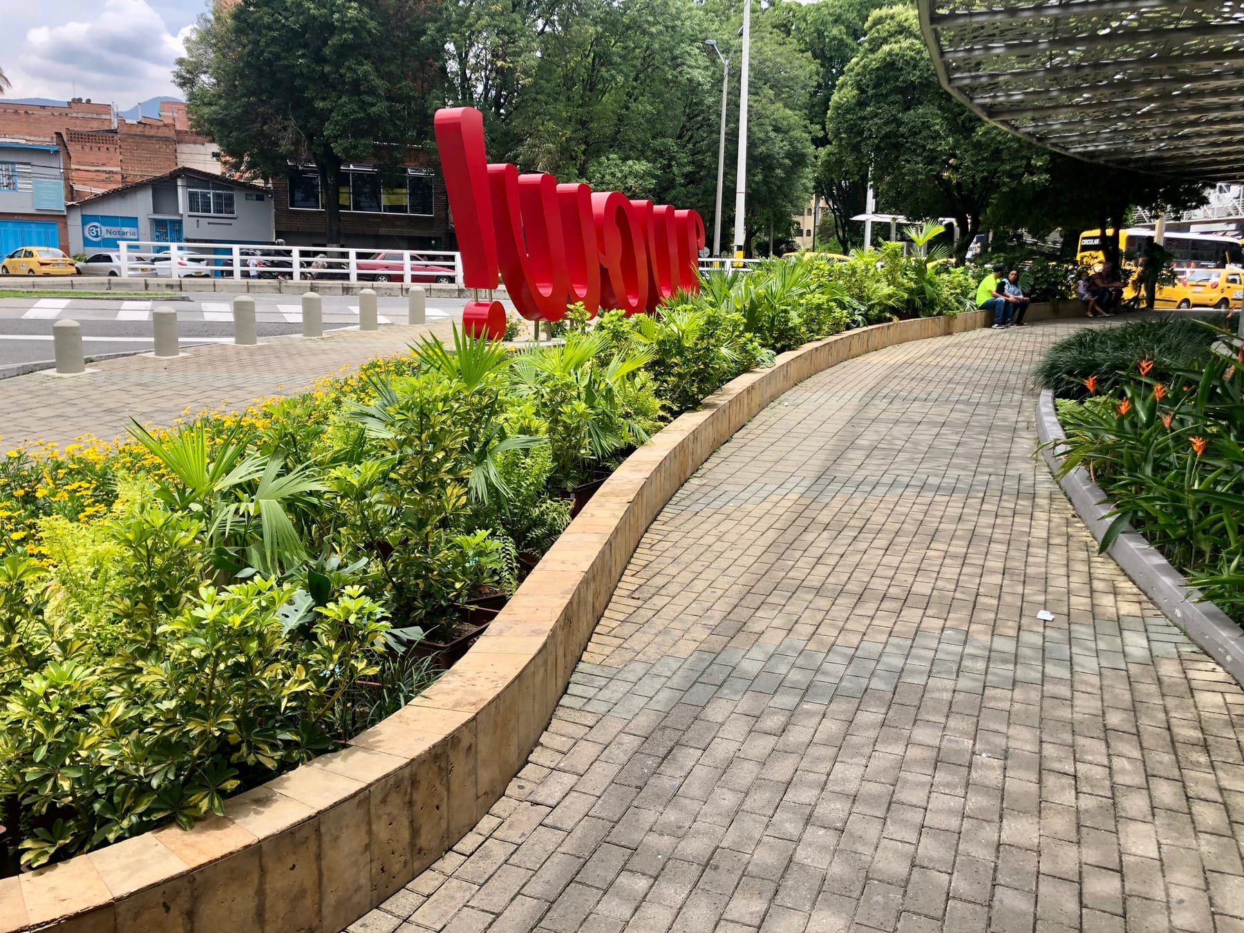 Jardineras curvas del acceso peatonal
