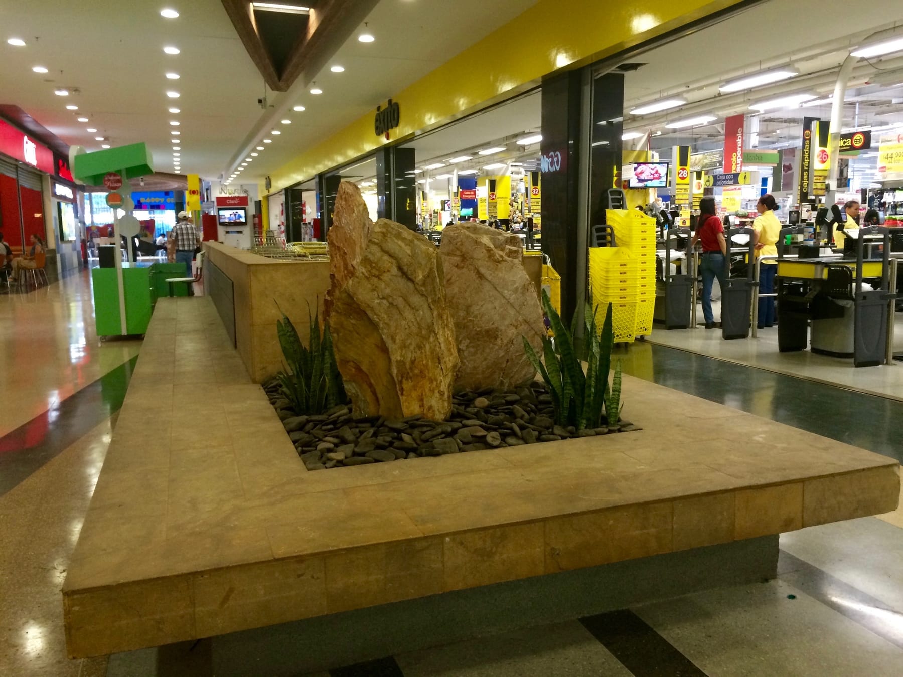 Jardinera interior con piedras en la plazoleta de comidas